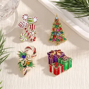 Vue détaillée de quatre broches de Noël avec des motifs de sapin et de cadeaux sur tissu beige.