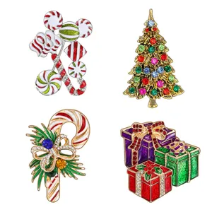 Ensemble détaillé de quatre broches de Noël colorées : sapin, sucre d'orge et boîtes cadeaux.