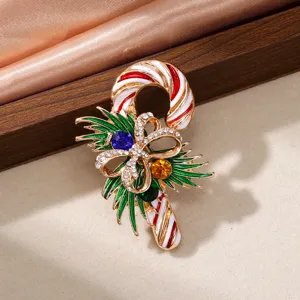 Gros plan d'une broche festive en forme de canne à sucre avec des gemmes colorées.