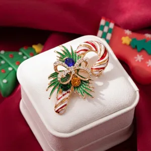 Gros plan d'une broche festive en forme de sucre d'orge avec des strass colorés