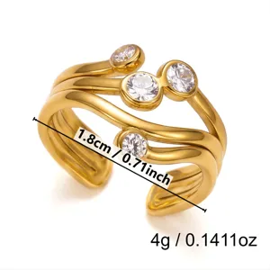 Makroansicht des goldenen Edelstahl-Rings mit Zirkonia und Maßangaben in cm/Zoll