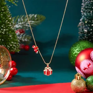 Vista dettagliata di una collana di Natale con Babbo Natale e ciondolo a regalo
