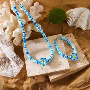 Detailansicht von blauem Polymer-Ton-Perlen-Halsketten- und Armband-Set mit Blumen