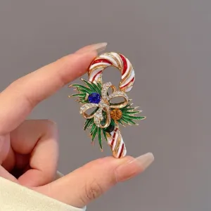 Détail de la broche canne de Noël avec pierres précieuses colorées