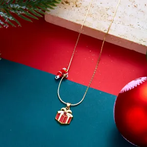Dettaglio della collana di Natale con ciondolo a forma di scatola regalo e Babbo Natale