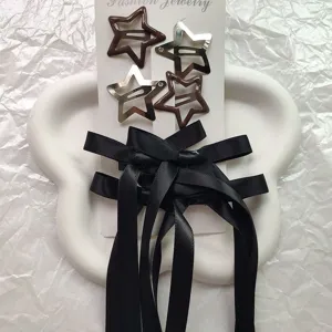Dettaglio del set di fermagli per capelli a stella e fiocchi neri per feste e festival.