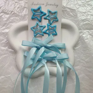 Primo piano dettagliato di mollette per capelli a stella blu con lunghi nastri, elegante.