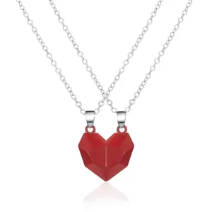 Magnetische rode hart hanger paar ketting set met twee zilverkleurige schakelkettingen