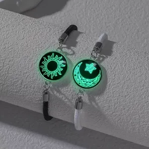 Bracelets de couple soleil et lune lumineux avec breloques célestes dans le noir