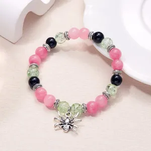 Detailansicht eines Halloween-Perlenarmbands mit einem silbernen Spinnenanhänger.