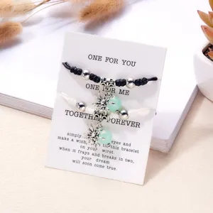 Detailansicht von Halloween-Spinne-Paararmbändern mit grünen Perlen auf Geschenkkarte.