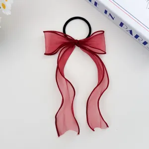 Detail rode organza strik haar elastiek, schattig lint haaraccessoire voor dagelijkse look.