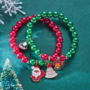 Vue détaillée des bracelets de perles rouges et vertes avec divers charmes de Noël festifs.