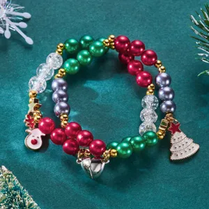 Gros plan de bracelets de Noël en perles avec cœurs magnétiques et pendentifs de renne.