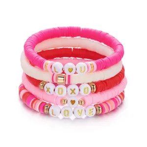 Set roze Heishi-armbanden voor Valentijnsdag met LOVE- en XOXO-letterkralen