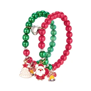 Vue détaillée de l'ensemble de bracelets de Noël rouge et vert avec fermoir cœur magnétique