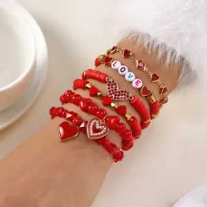 Gedetailleerd overzicht van 6-delige rode hart-klei armbandenset voor Valentijnsdag