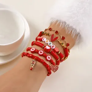 Detailopname van een 6-delige rode set kralenarmbanden met hartjes en LOVE