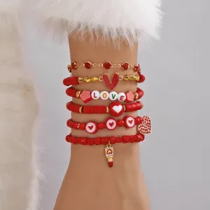 Detailopname van 6-delige rode Valentijn armbandset met hartjes en LOVE bedeltjes