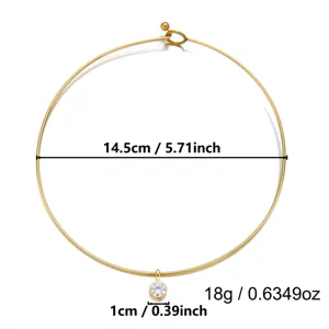 Vue détaillée du collier en acier doré avec pendentif zircon montrant les dimensions