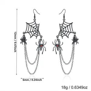 Gros plan de boucles d'oreilles gothiques en toile d'araignée avec araignées et chaînes