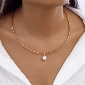 Vue détaillée d'un tour de cou doré en acier inoxydable avec pendentif en zircon.
