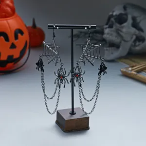 Gros plan de boucles d'oreilles gothiques toile d'araignée et gemme pour Halloween