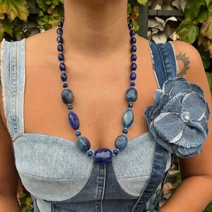 Collana in resina blu con perle geometriche irregolari in stile vintage bohémien