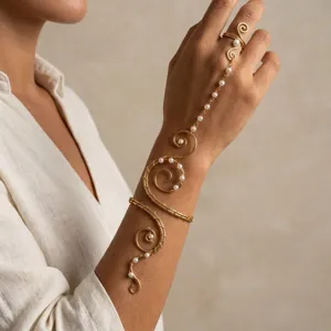 Vue détaillée d'un bracelet de bras spirale doré fait main avec perles et bague