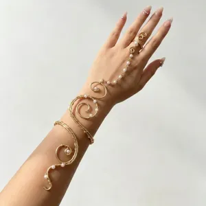 Vue détaillée élégante du bracelet de bras en spirale dorée avec des perles