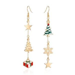 Asymmetrische Weihnachts-Ohrhänger mit Baum-, Stern- und Geschenk-Anhängern im Detail