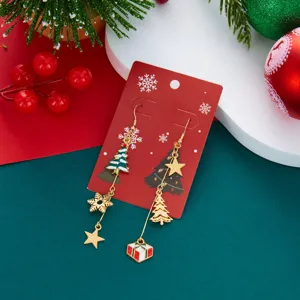 Detailansicht asymmetrischer goldener Weihnachtsohrringe mit Baum und Geschenk