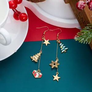 Detailansicht asymmetrischer goldener Weihnachtsohrringe mit Baum und Geschenk.
