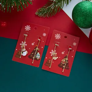 Festliche asymmetrische Weihnachtsohrringe mit Weihnachtsmann- und Schneemann-Anhängern.