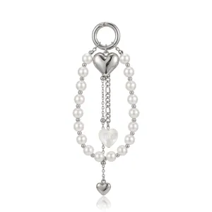 Vista dettagliata di un ciondolo per borsa in perle con eleganti cuori in argento lucido.