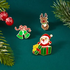 Vista dettagliata di spille smaltate natalizie con Babbo Natale, renne e campanelli festivi