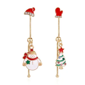 Detailansicht asymmetrischer Weihnachtsohrringe mit Schneemann- und Baum-Emaille-Anhängern