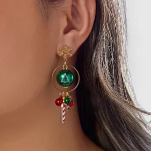 Λεπτομερές κοντινό πλάνο χριστουγεννιάτικων σκουλαρικιών με καμπανάκια και ζαχαρωτά