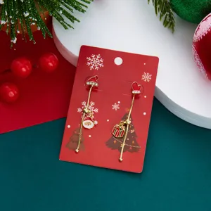 Detailansicht asymmetrischer Weihnachtsohrringe mit Weihnachtsmann und Geschenkkarton