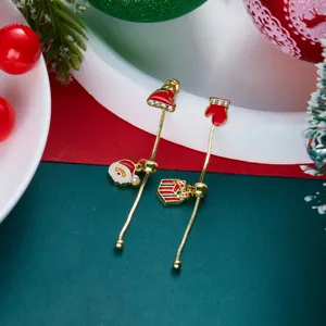Detailansicht asymmetrischer Weihnachts-Ohrringe mit Weihnachtsmann und Geschenk