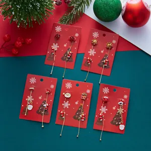 Weihnachtliche Ohrhänger-Sets mit Weihnachtsmann- und Festtagsmotiven im Detail.