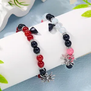 Detailansicht der Halloween-Spinnenanhänger und bunten Perlen auf Magnetarmbändern