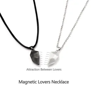 Magnetische hart hanger ketting set voor koppels met wenssteen ontwerp in zwart en zilver kleur