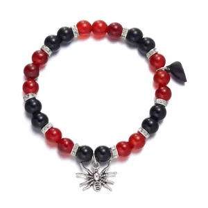 Nahaufnahme des Halloween-Armbands mit roten Perlen und Spinnen-Anhänger.