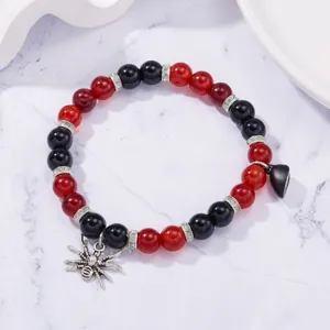 Detailansicht Halloween-Perlenarmband mit Spinnenanhänger und Magnetherzverschluss