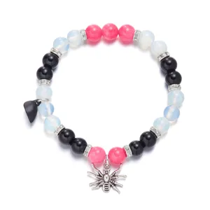 Detailansicht eines Halloween-Magnetperlenarmbands mit Spinne und Herz