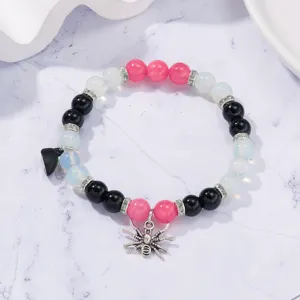 Detailansicht eines Halloween-Armbands mit Spinnenanhänger und magnetischem Herz