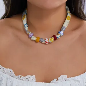 Primer plano de collar de seda bohemio con cuentas de cerámica de colores