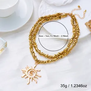 Detalle del collar con colgante de sol dorado con anotaciones de tamaño y peso