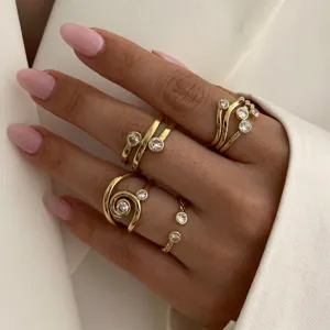 Nahaufnahme französischer Vintage-Ringe in Gold mit Zirkonia-Steinen und Linien